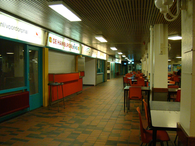 836572 Interieur van de veemarkthallen (Sartreweg 1) te Utrecht: restaurant.